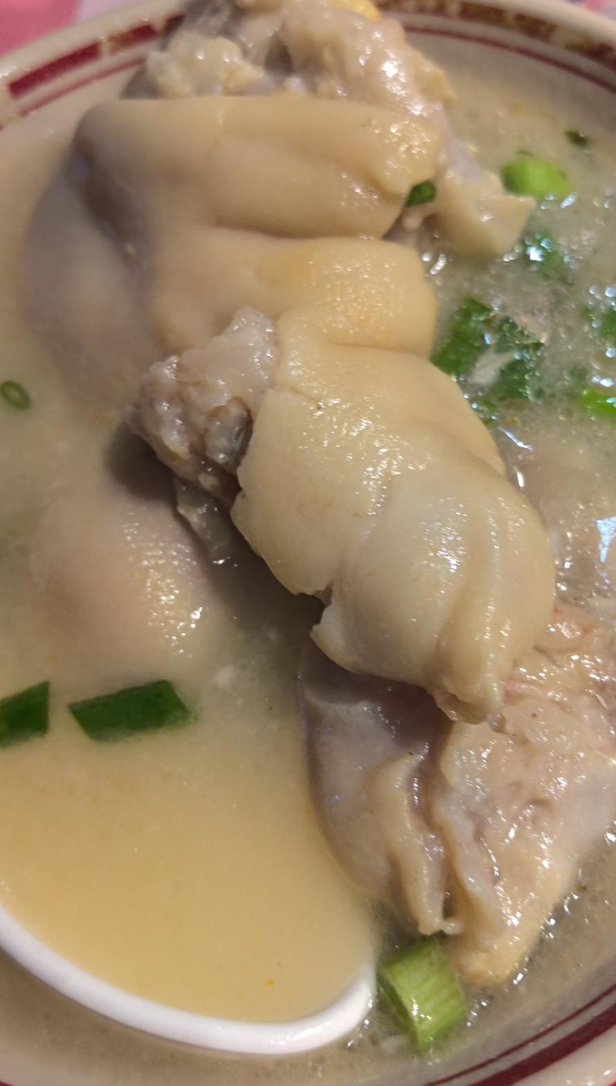 这个蹄花应该不是冻货。老妈蹄花（半只）+小菜拼盘，米饭免费，小菜免费加，一共3