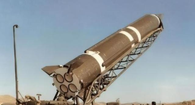 一口气花35亿买东风导弹，又砸150亿请中国驻军，付款极其爽快。谁能想到，在战火