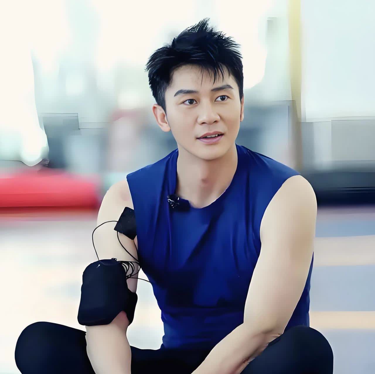 真是想不通李晨！家里条件那么好，北京一套四合院就值9个亿，跑男里数他最不缺钱