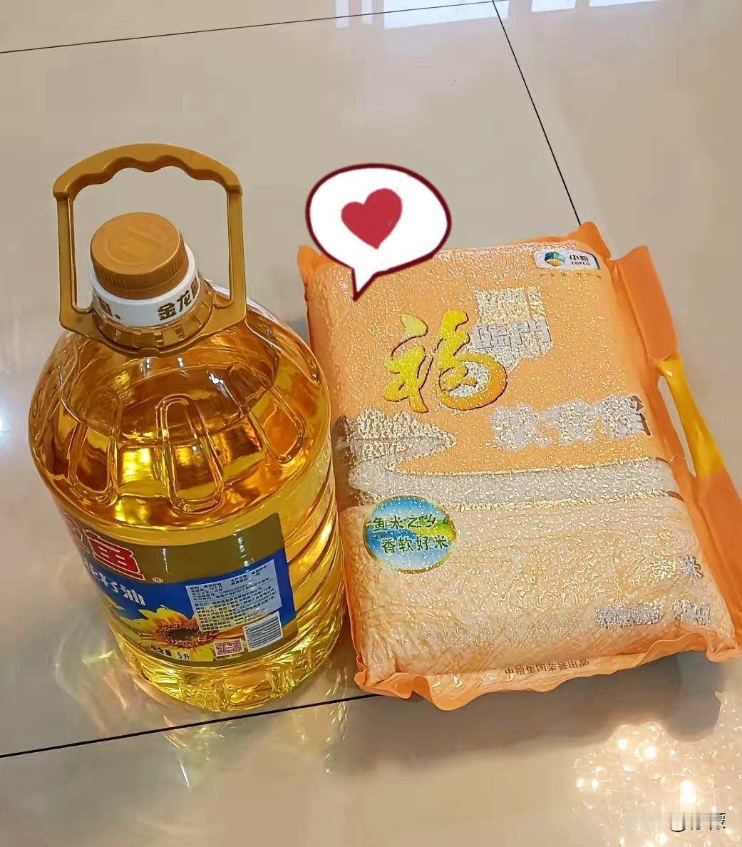 昨天侄子来看我，拿着三样东西，儿子一看在那抿着嘴偷笑，我瞪了他一眼，没理他，