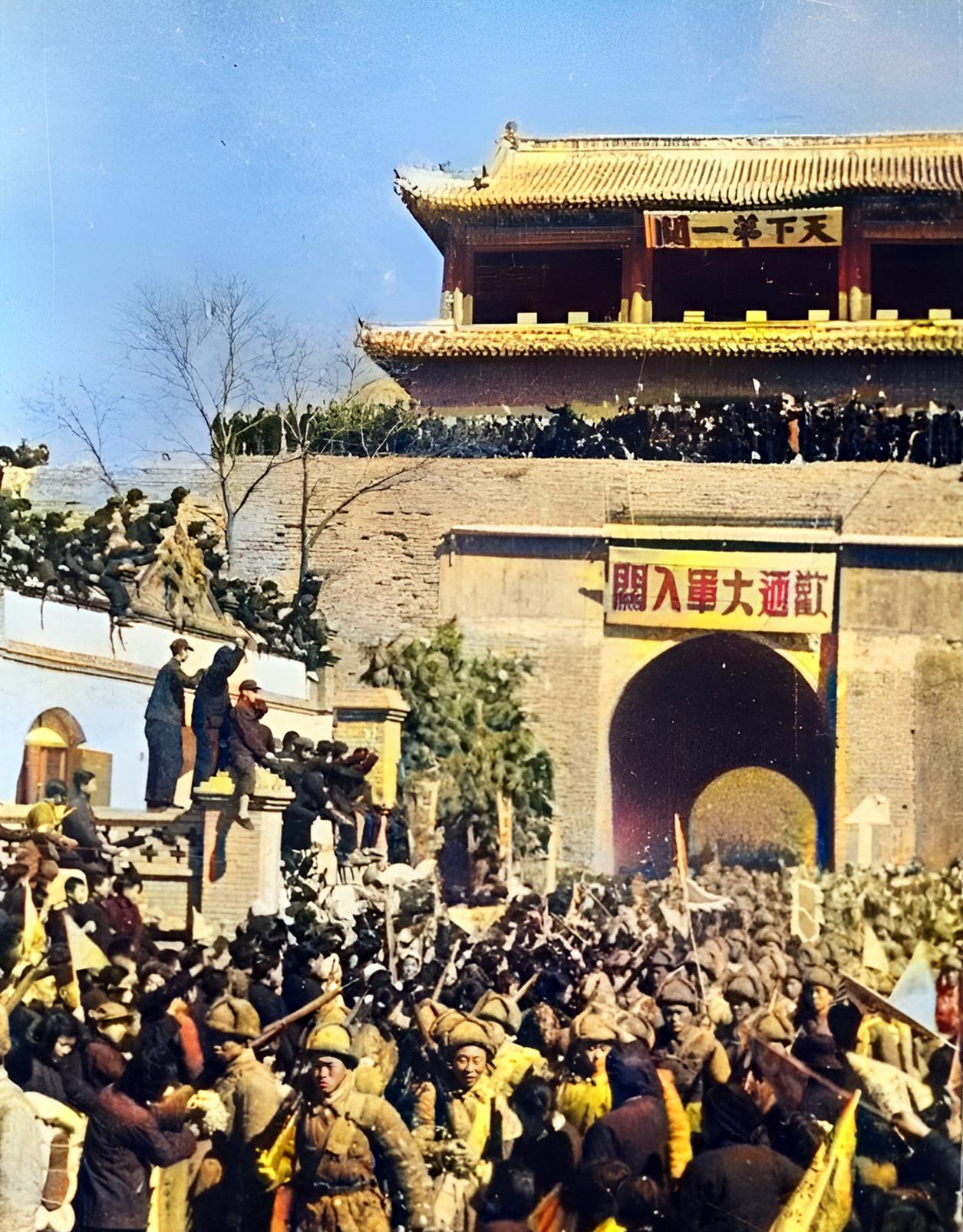 这是解放军大部队经过天下第一关山海关。山海关城门上挂起了“欢迎大军入关”的横幅。
