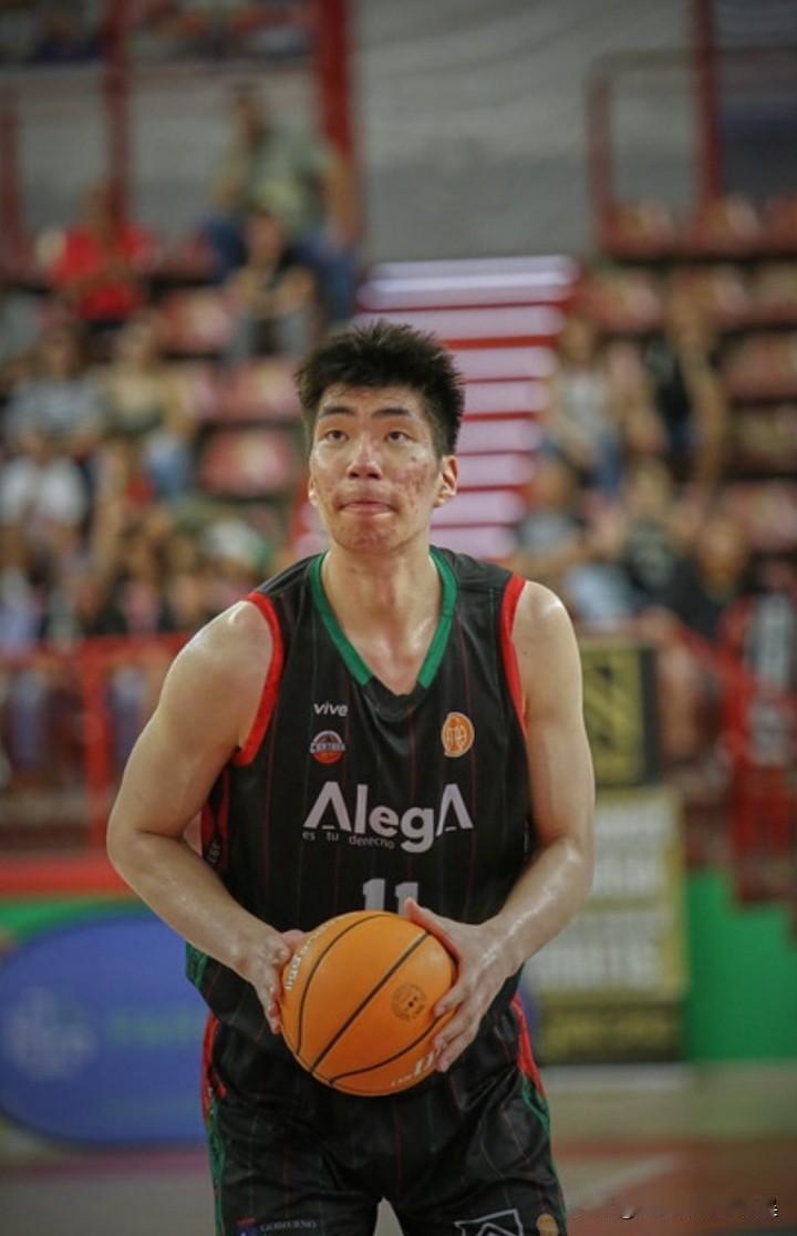 余嘉豪：“我觉得欧洲这边训练时间不是特别长，我觉得最多两三个小时，但是我们之间的