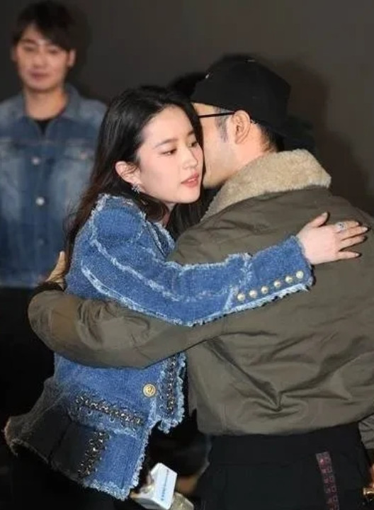 2018年，刘亦菲为自己新电影路演时候，黄晓明前去帮忙宣传，现场当着刘亦菲影迷面