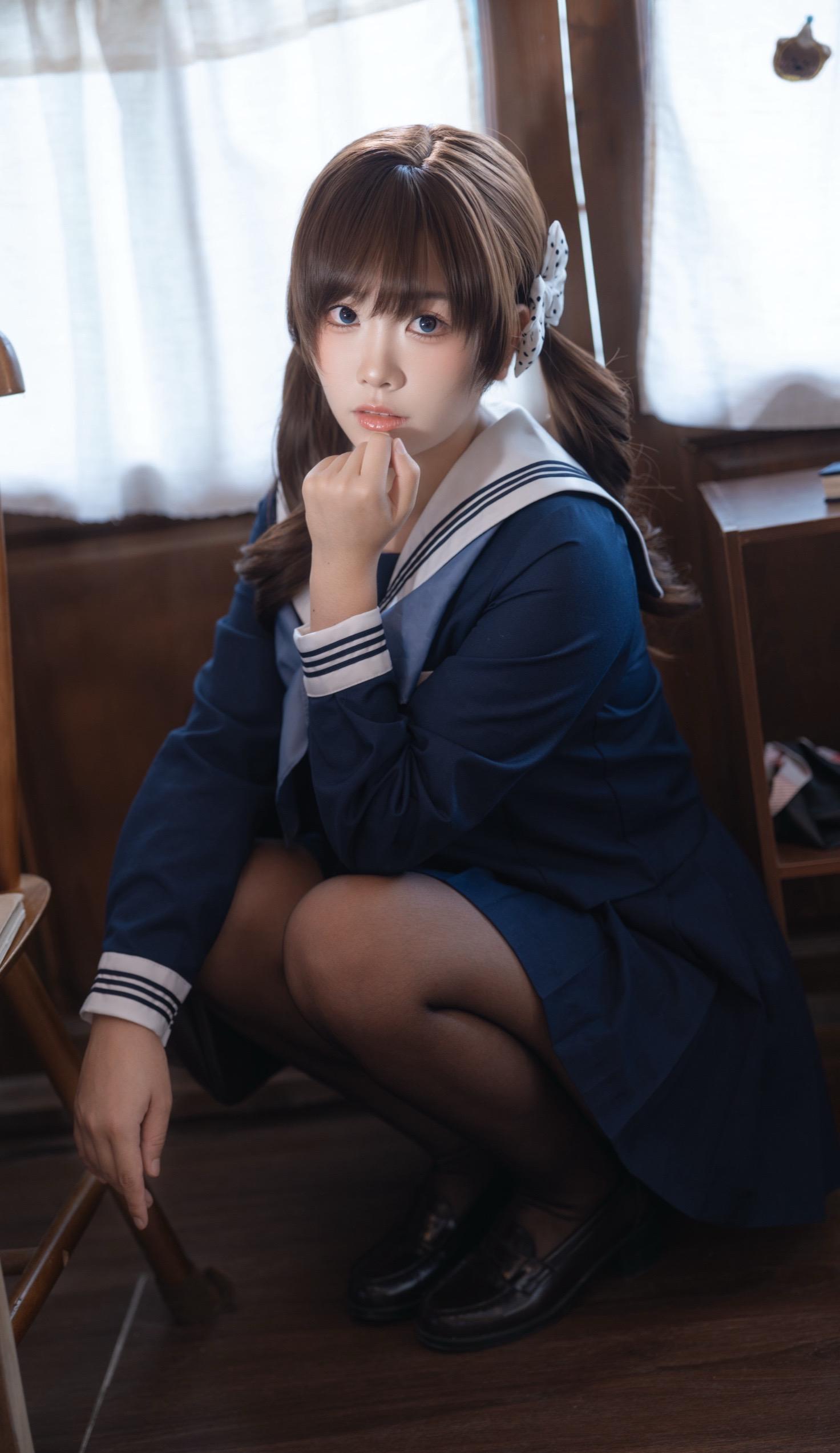 自然光拍的一套水手服。感谢出镜小姐姐  接上一组片子，这组用自然光，窗...