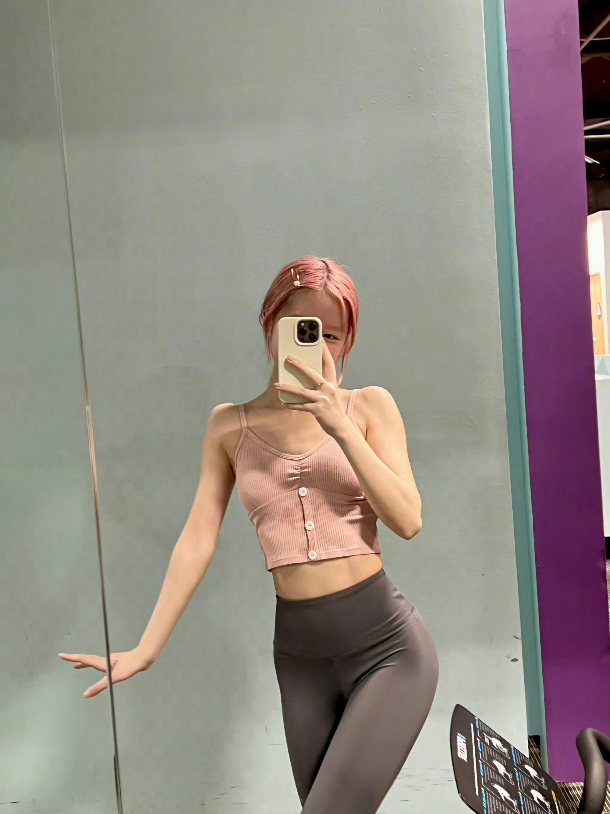 徐娇，健身自拍，小蛮腰真让人羡慕。徐娇