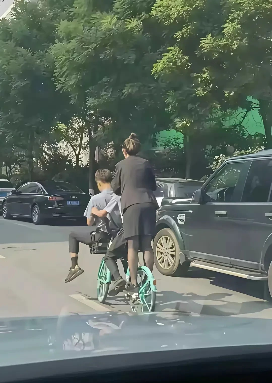 还好没让交警碰上！
