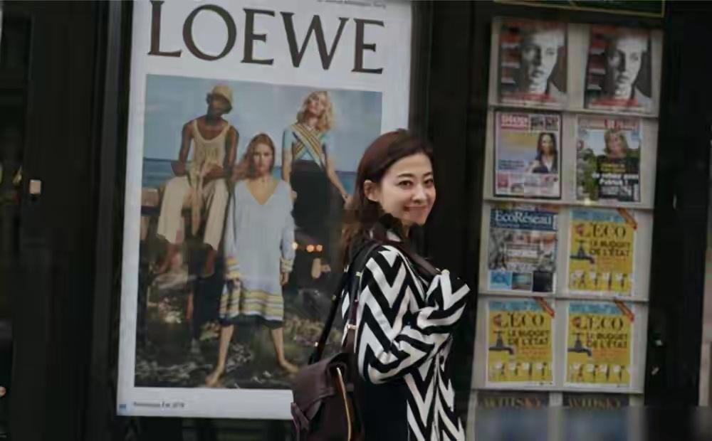 48岁梅婷比28岁时更时髦，在国外穿黑白波纹大衣，高级感无敌了​​​