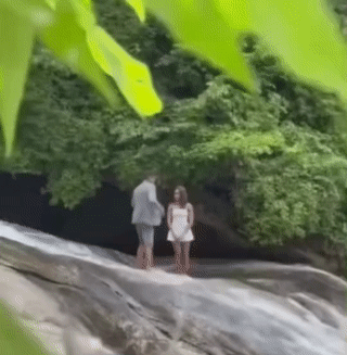 一名外国男子竟然站在瀑布上向他的女朋友求婚表白？结果他刚刚跪下来还没来得急说话