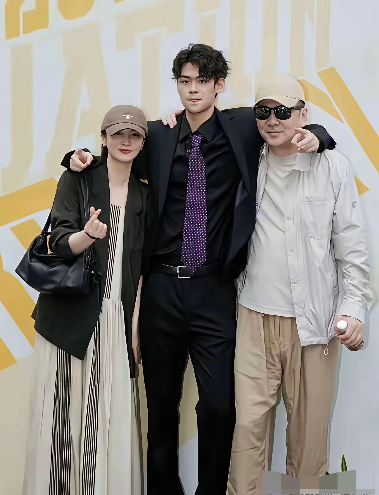 父子俩一个模子刻的，比他爹高，长相不帅，蒋勤勤颜值白瞎了。