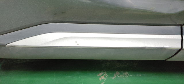 车门刮了4儿子店让换车门有必要吗新手在车库转弯的地方刮到墙了，后车门的位置下面