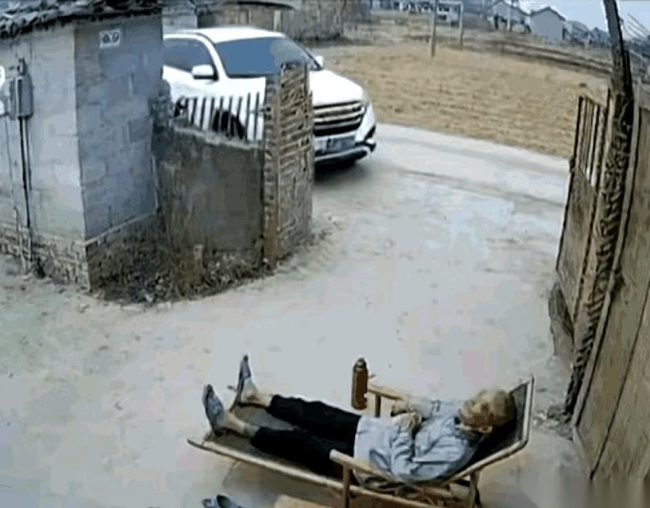 一辆车，直愣愣地冲破院墙，就朝着躺椅上的大爷撞过去。那一瞬间，换你，换我，脑子