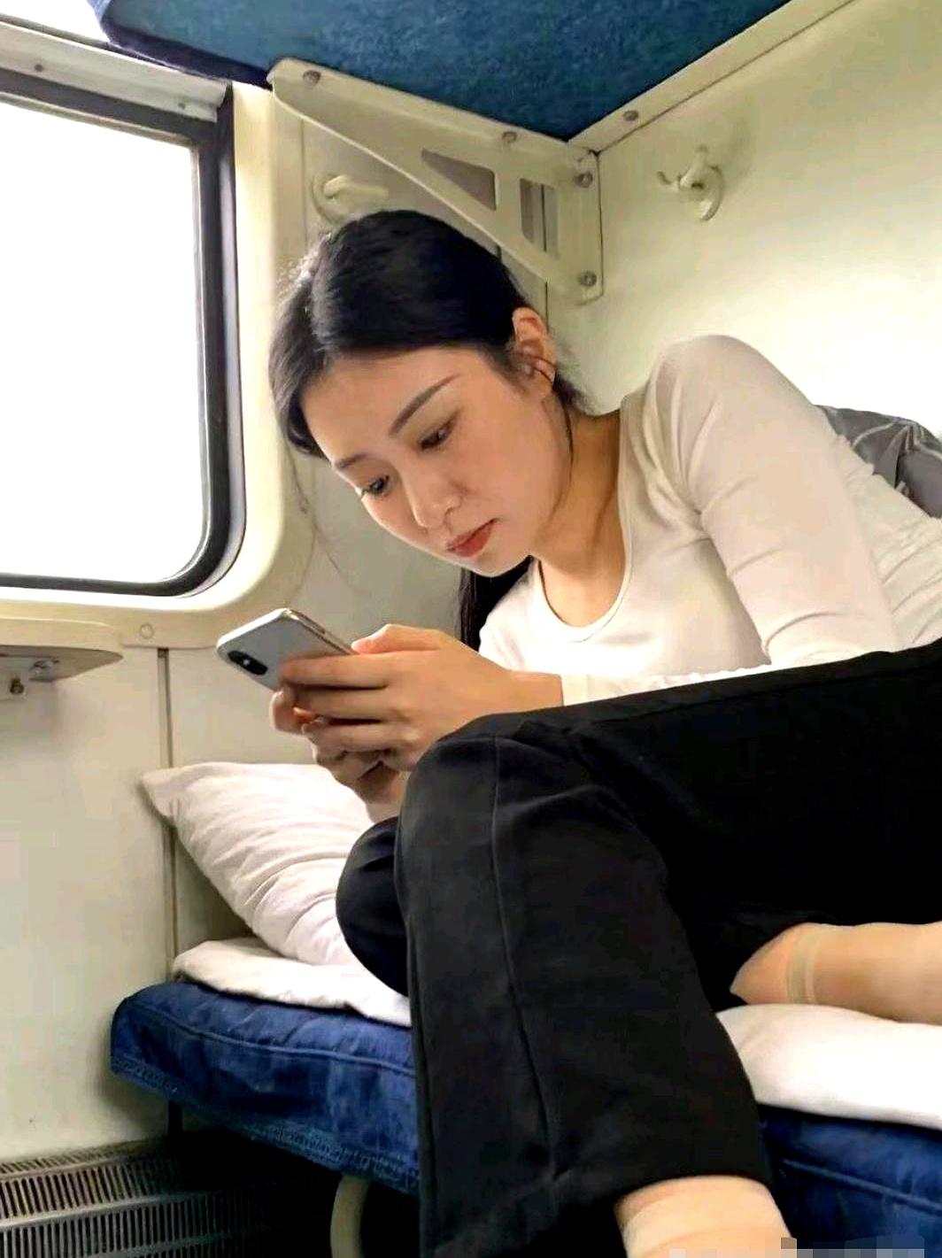 谁敢信，现在这届网友就凭一张照片里的坐姿，只需3秒就能一眼断定一个姑娘的婚姻状态