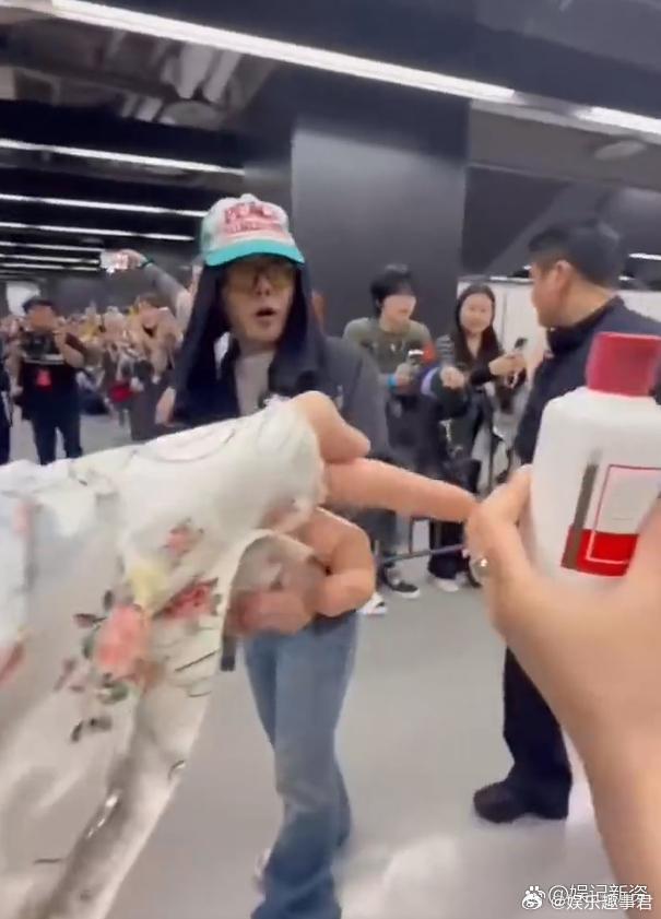 中国粉丝给权志龙送茅台：“茅台！茅台！giveyou！”权志龙看了一眼，捂脸笑