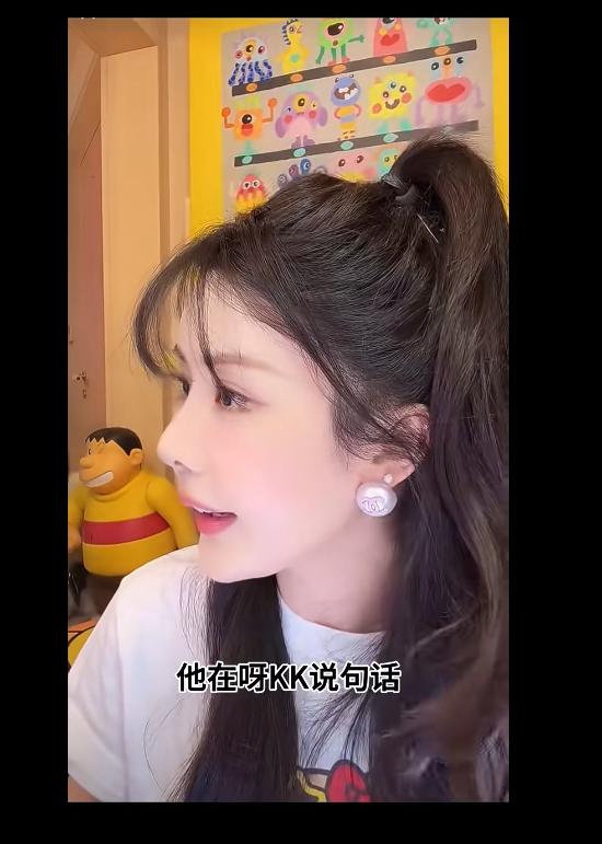 韦雪和小男友分手还能在一起工作，其实是从来没爱过吧！近日，韦雪和23岁男友KK