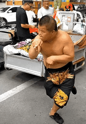 他其实是很快乐的。