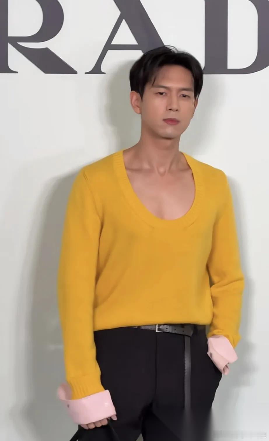 男明星里，我最想不通的就是李现了，明明是个34岁的硬汉，难道没人告诉他，这件