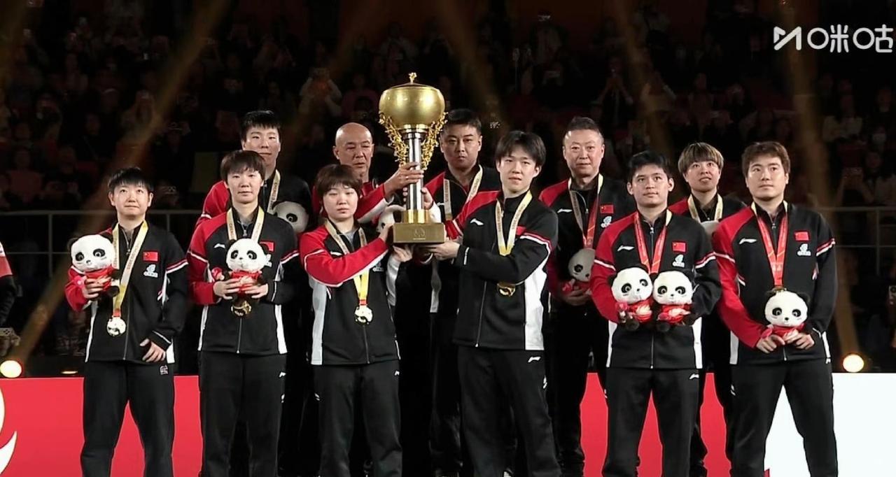 混团赛冠军大合照来了，刘国梁如约而至出现在颁奖嘉宾行列当中，大合照仍然占在C位。