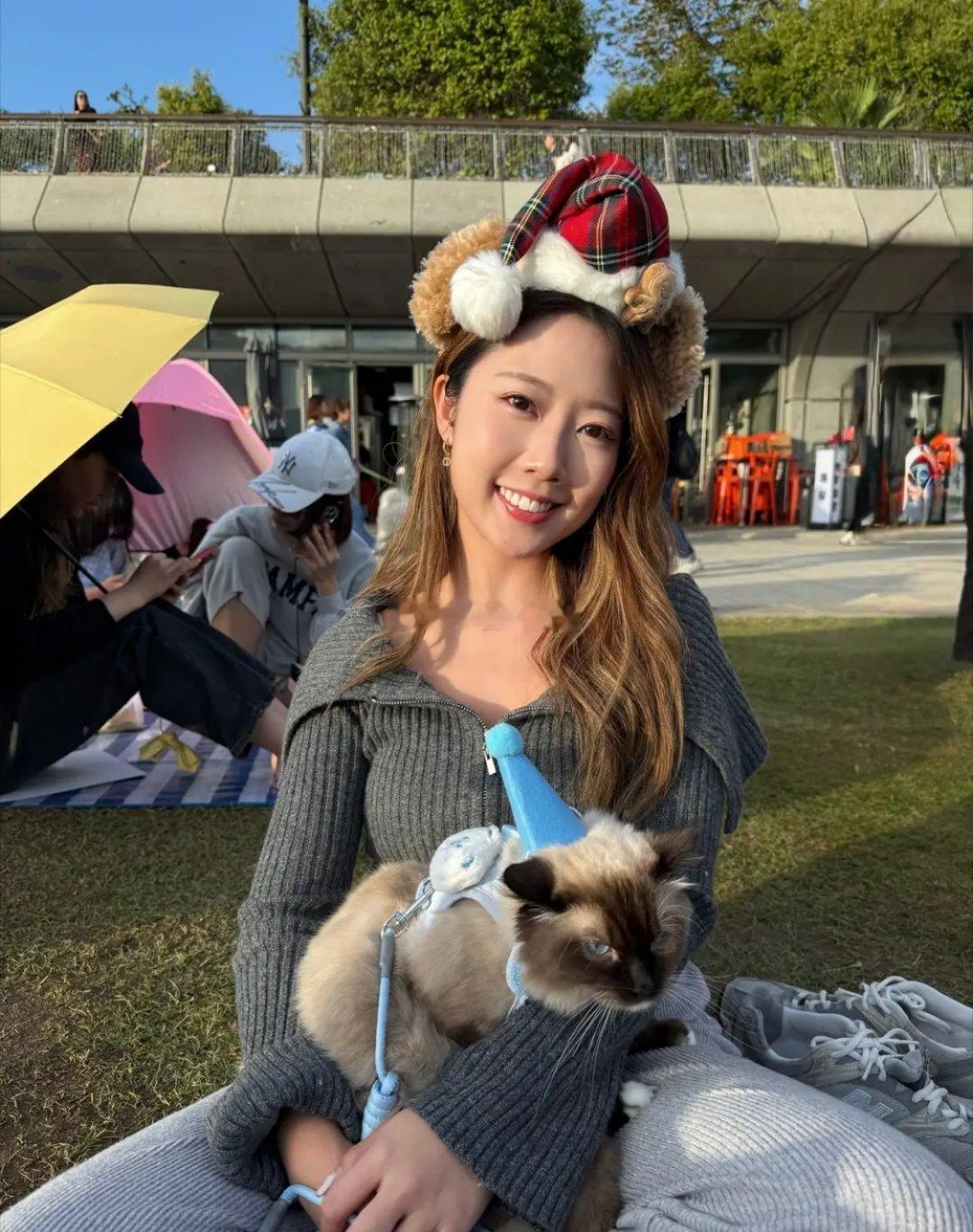 陈欣茵带爱猫在公园野餐，温馨合照里满是暖意。宠物生日派对仪式感拉满，每一帧都是人