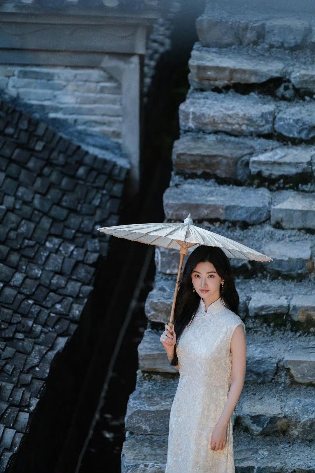 古风少女撑伞漫步，韵味十足！