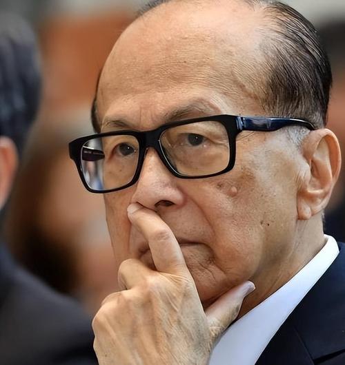 刚慷慨捐出8000万港币、赢得满堂赞誉的李嘉诚，又搞出大动作！这次他没在慈善领域