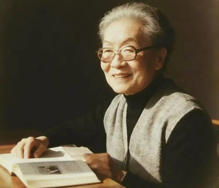 2016年，105岁的杨绛去世，好友钟叔河为了纪念她，将两封杨绛写给自己的信登报
