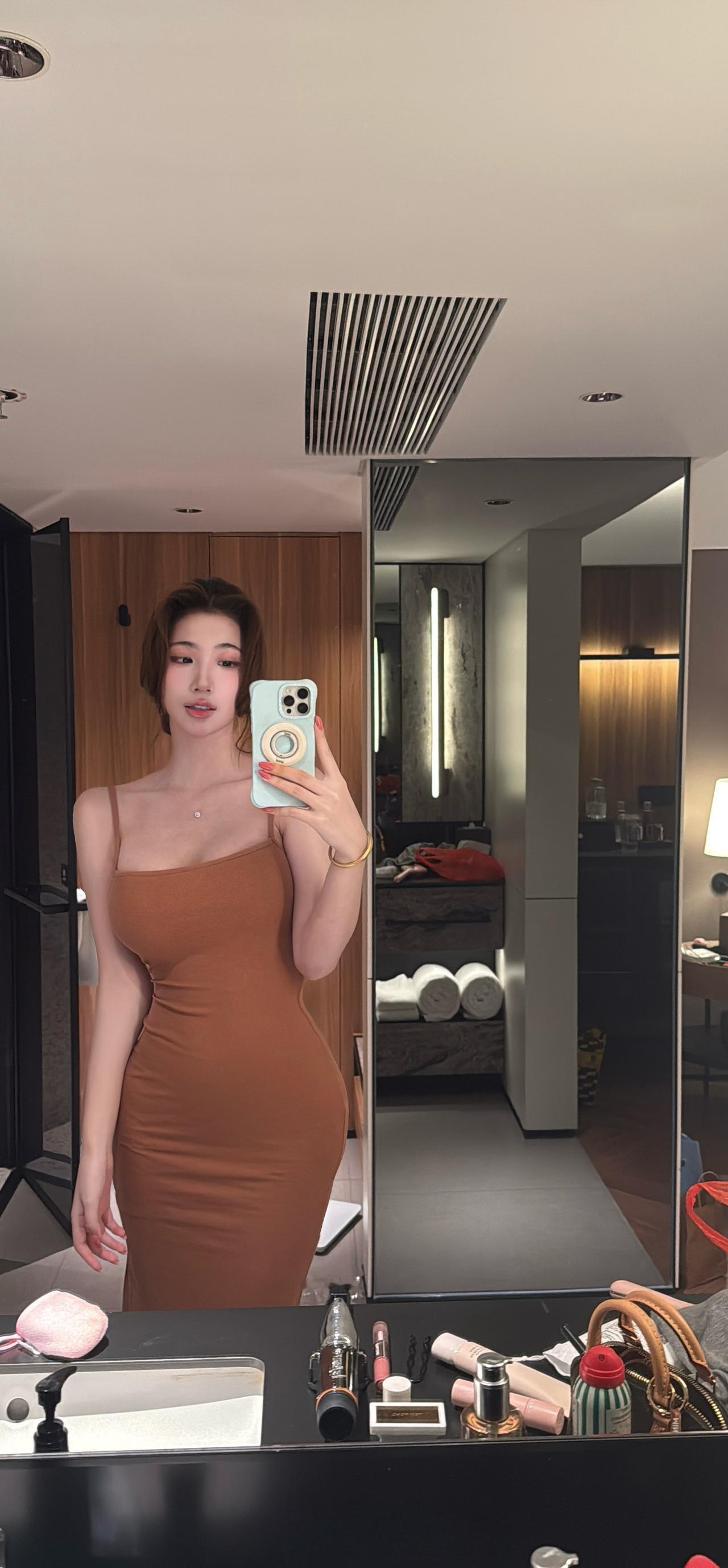 化妆间的自拍🤳，焦糖色的裙装，是很治愈的颜色，让人感觉舒适💃🏻。自拍焦糖