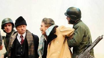 1989年，齐奥塞斯库总统夫妇被押送出去执行枪决时，总统夫人一直都在挣扎，她还朝