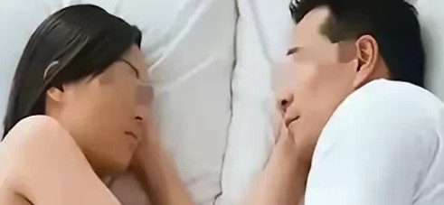 河南，男子半夜下班回家，发现一陌生男子躺在妻子旁边，男子见状恼羞成怒，拿起拖把杆