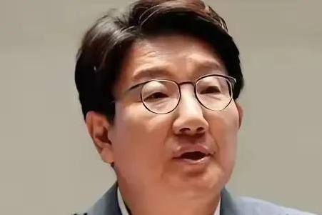 #韩国政局#韩国国民力量党领导层大换血，党首权性东辞去党首职务，为败选负责，前