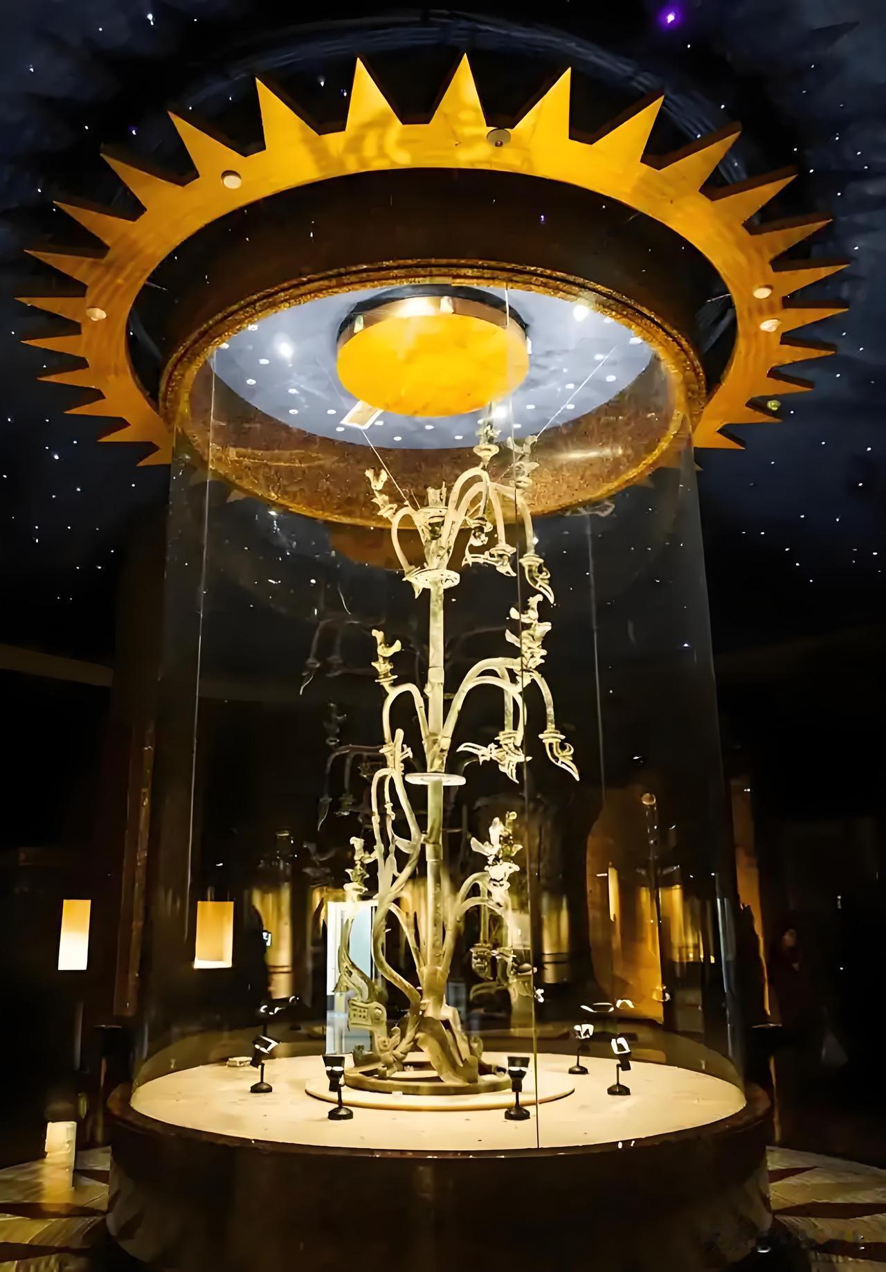 三星堆惊天“青铜神树”（1986年发现复原），藏有揭开夏朝文明的密码？“青铜神树