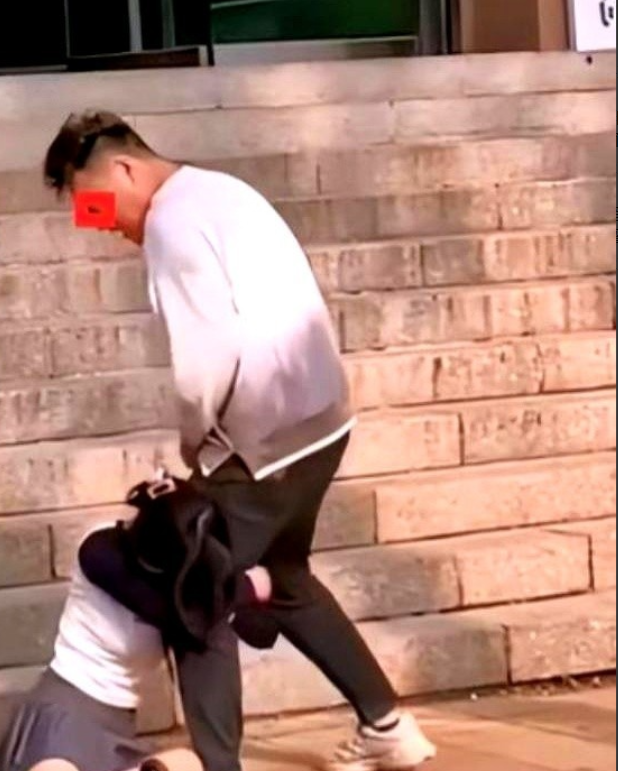 近日河北，一男子发现自己的妻子出轨，他一没有哭，二没有闹，而是点燃一根香烟，带着