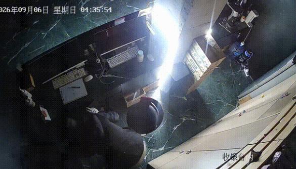 沈阳，一头戴帽子、面罩口罩的男子摸黑潜入一家理发店，先翻了收银台没找到值钱东西，
