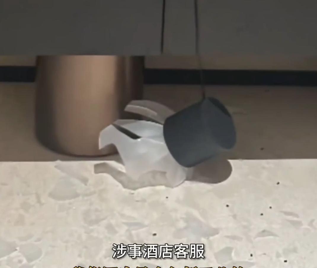 “得饶人处且饶人！”近日，浙江丽水，一对情侣入住当地一家酒店后，不小心碰坏了一个