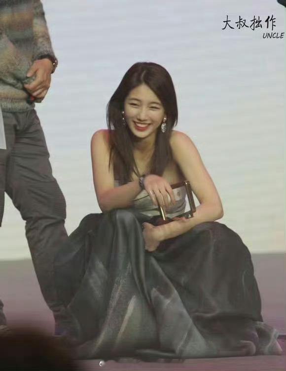 查了一下，是主持人让嘉宾们做出“女汉子”的动作，我们秀智就这样水灵灵地蹲下了，这