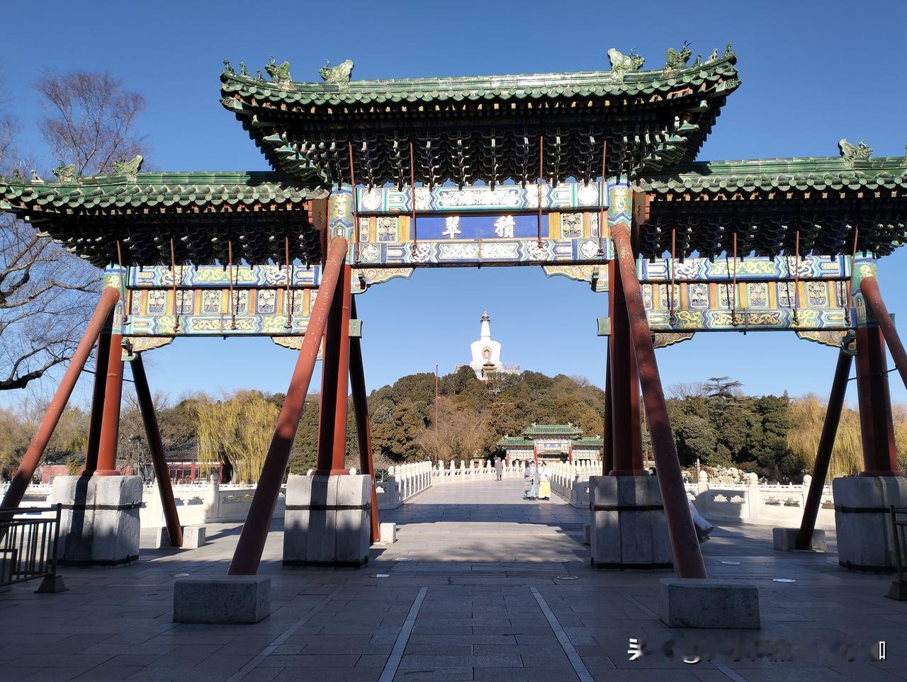 马克龙抵京后发文称很高兴，毕竟又可以公款旅游，又可以大吃大喝，换我也会很高兴，而