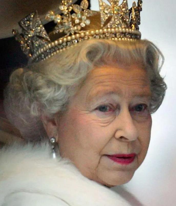 2022年，英国女王去世后尸身既没烧掉也没埋进土里，而是装进上百斤沉的铅皮棺材，