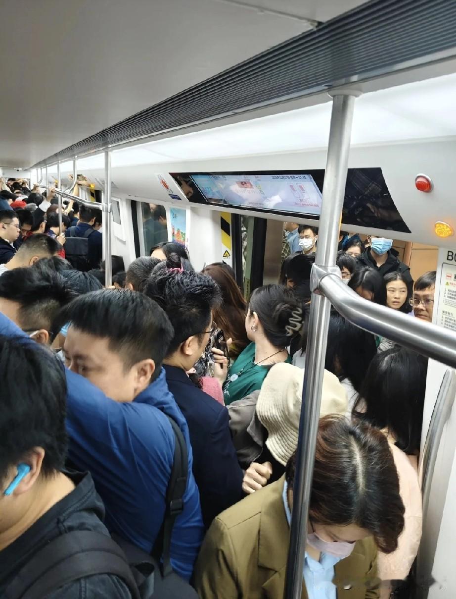 广州打工人都搬去佛山了!今早挤广佛线菊树站，活生生被后面的人“怼”进车厢—