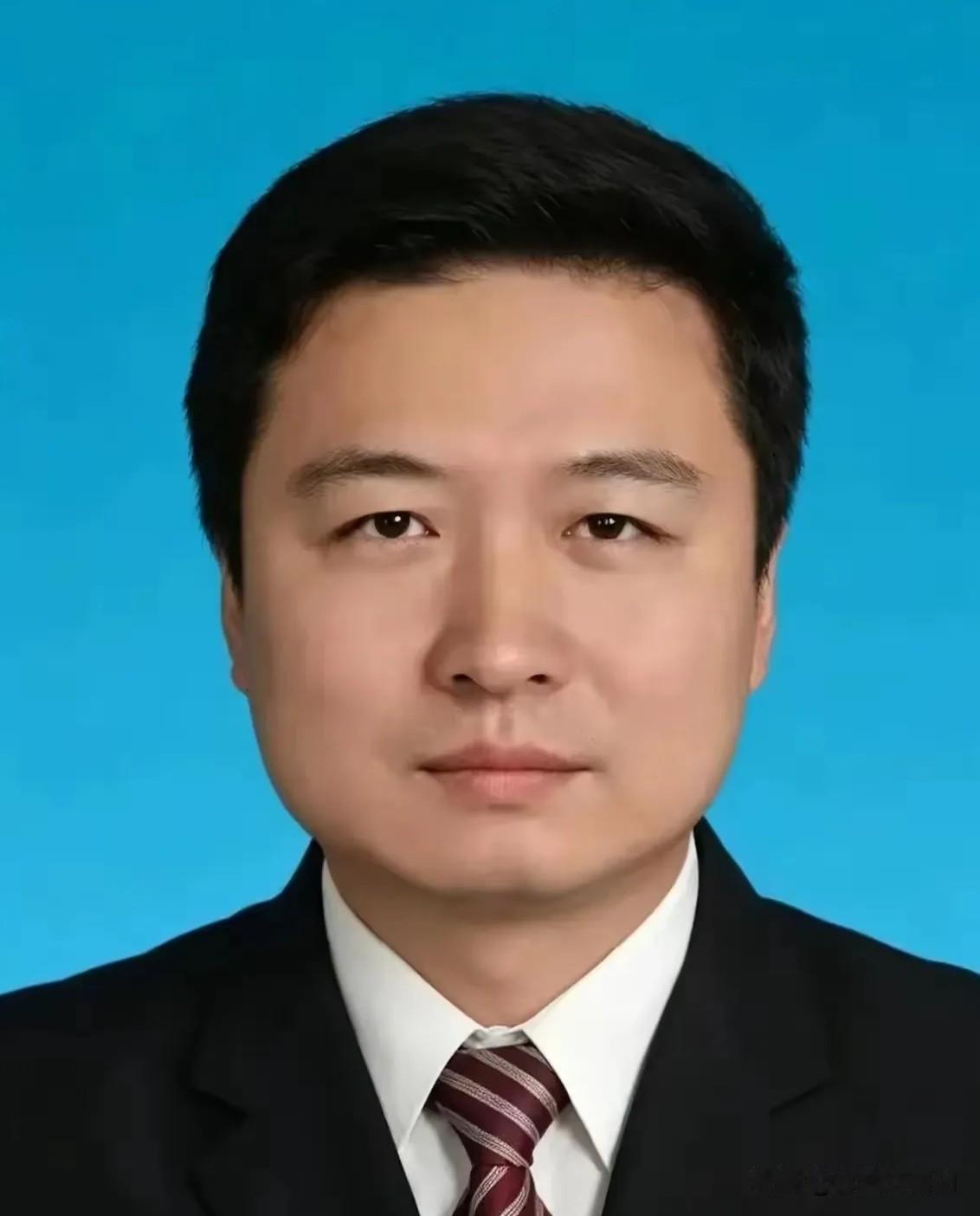 这是贾平凹的女婿、贾浅浅的丈夫贾少龙。贾少龙比贾浅浅大2岁。两人都是陕西人，相识