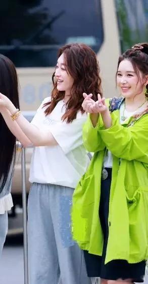 李小冉《浪姐》录制路透氛围感拉满，清新穿搭简约又时髦。字母T恤搭配灰色休闲长裤，