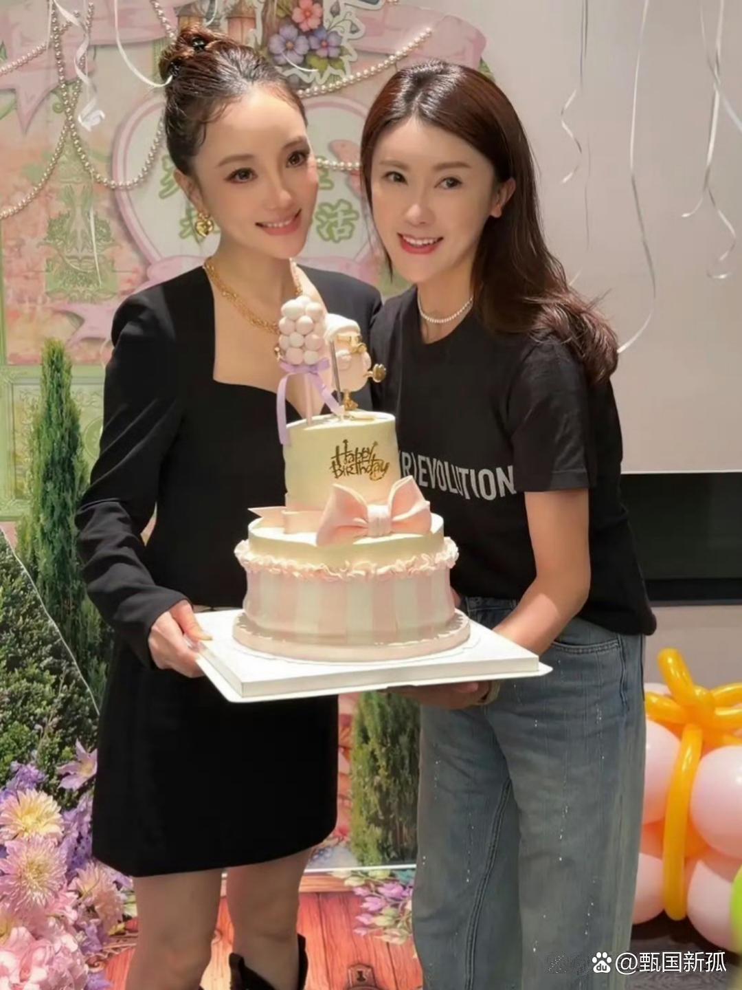 贾乃亮前妻李小璐办45岁生日派对，闺蜜甘薇、杜华现身，连于正都来了，现场十几个人热闹温馨​