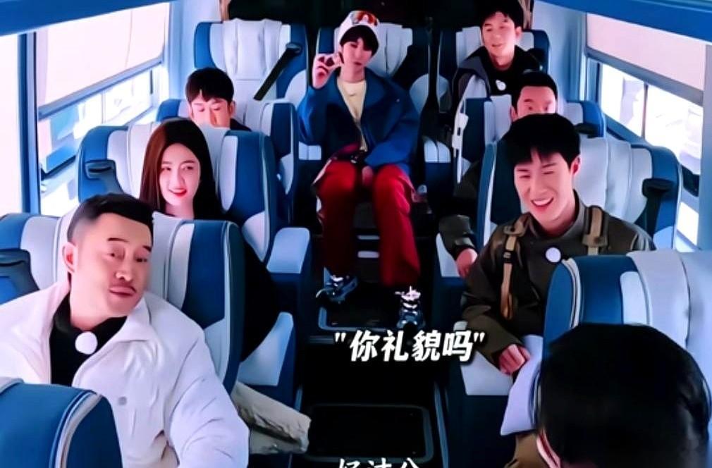 白鹿那两句话，说得太准了。孟子义第一次挪椅子，白鹿开口：往后调，李昀锐就没镜头