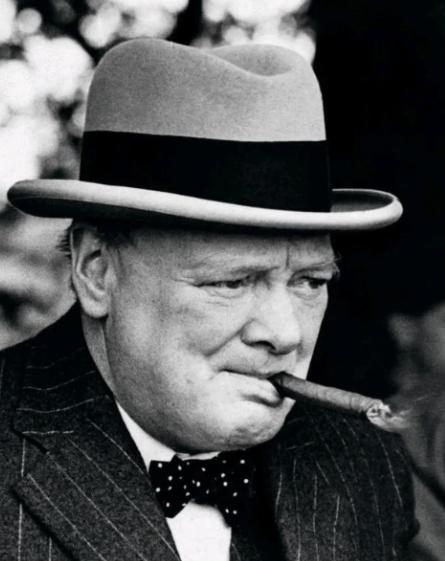 英国首相丘吉尔虽活到91岁，但实际上他并不具备长寿条件。他嗜烟嗜酒如命酷爱抽雪茄