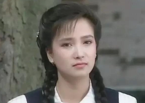 有一次，杨洁坐火车时，突然遇到一个特别漂亮的女子，激动的说:“灵吉菩萨就是她了。