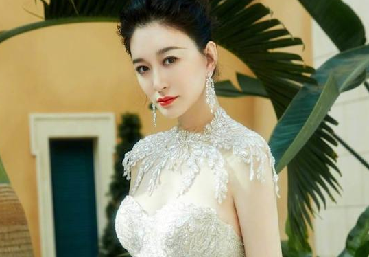 别再羡慕李小冉了就连一般的富婆也很难成为她不是因为她嫁了个好老公，也不是她基因