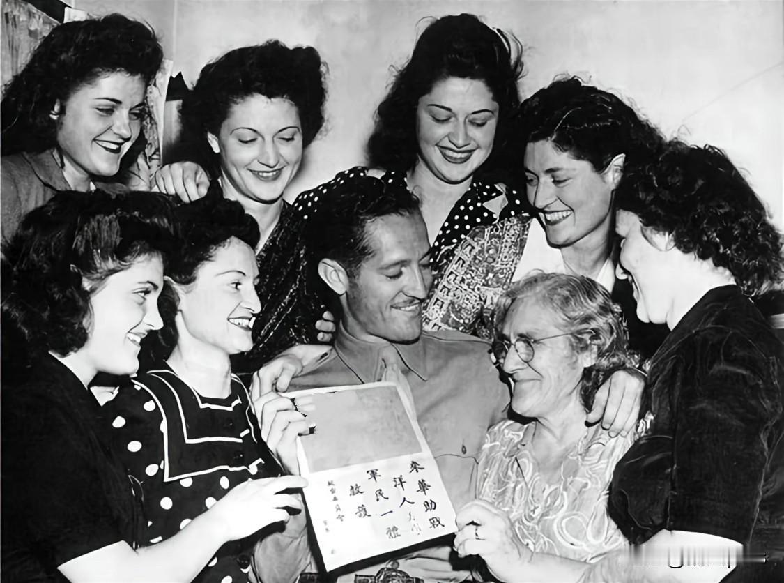 二战时，美国飞虎队飞行员约翰·罗西与家人合影。美国很多人对飞虎队这段历史很了解。