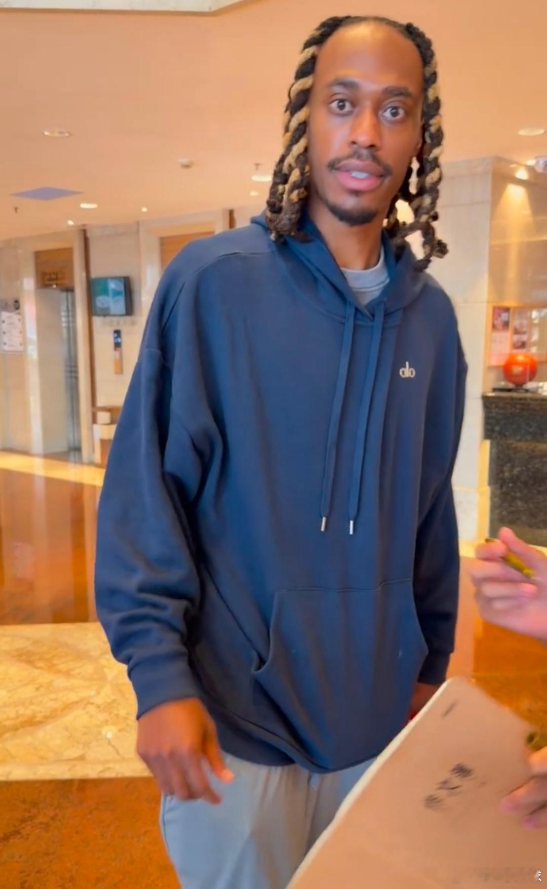 麦考尔这新发型够豪放够野性啊欢迎来到广东队！