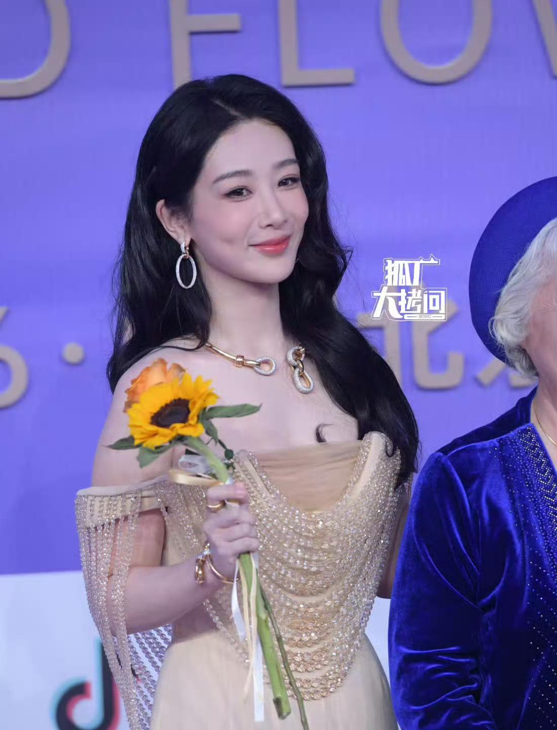 杨紫确实是不太管理身材的，手臂上的肉真的有点夸张了[笑着哭]不过看脸还是正常的，感