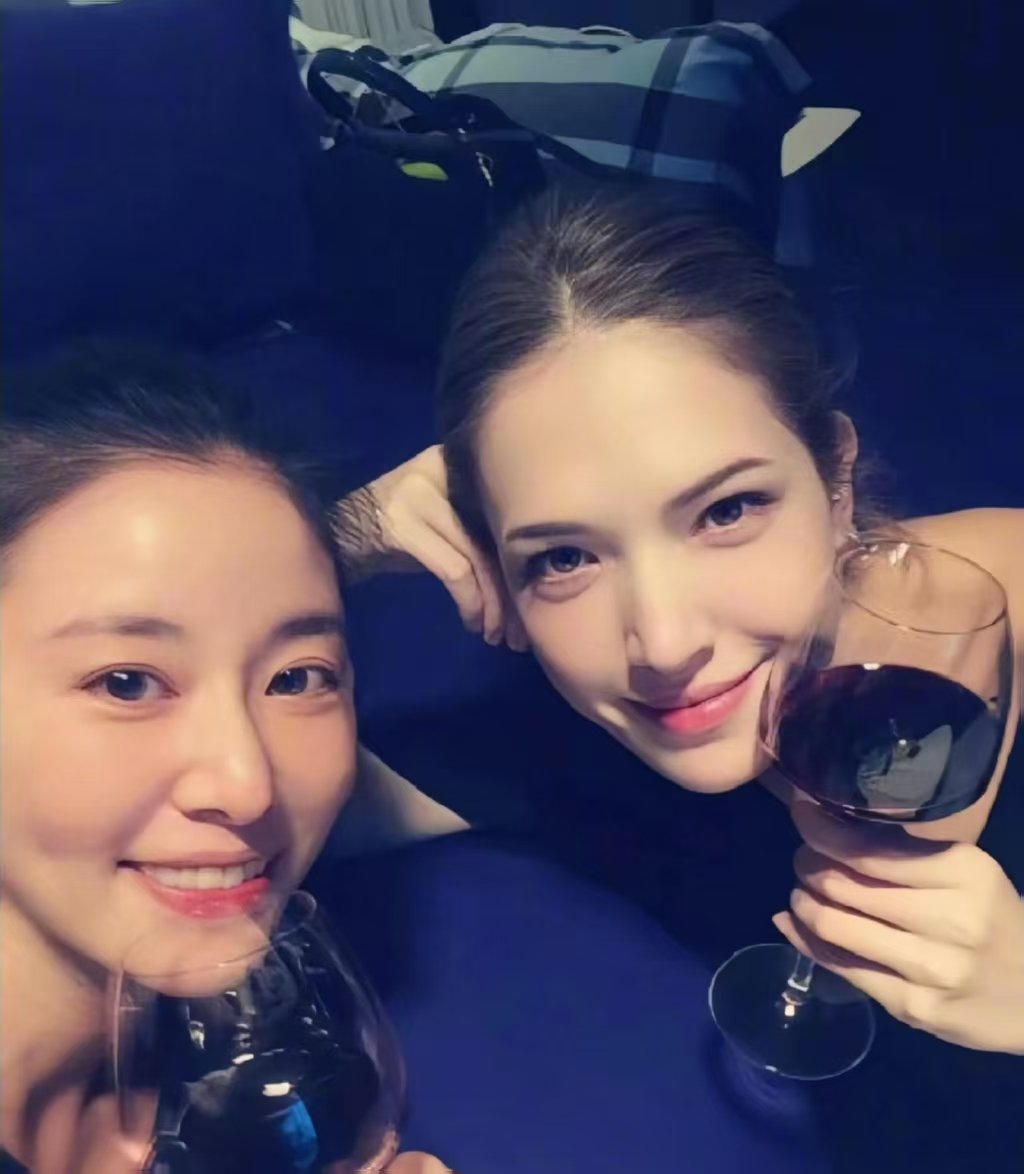 霍建华林心如参加邱泽许玮甯婚礼霍建华林心如现身邱泽许玮甯婚礼霍建华林心如夫妇也参