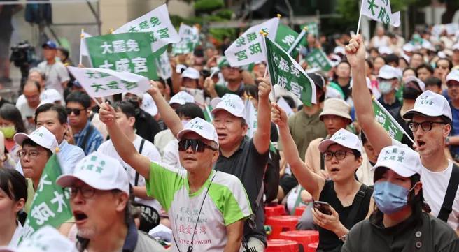 726大罢免以民进党全数落败收场，党内一度陷入低气压。面对罢团批评「不够力挺」，