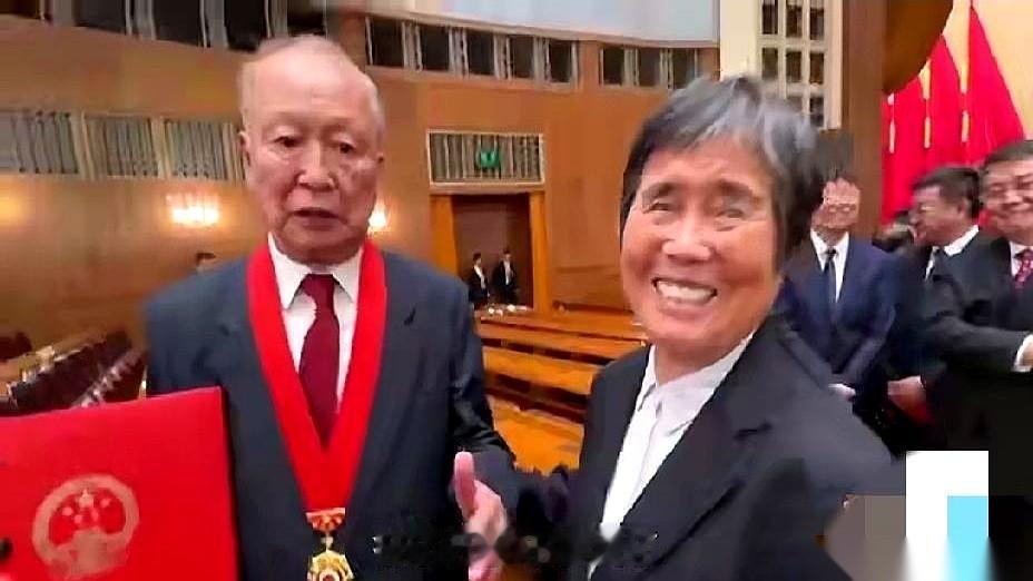 儿子两岁半就全托住校，别的孩子回家，他回宿舍。看到这句话，我心都揪了一下。爸